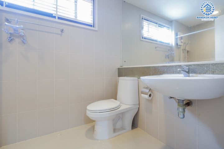 *****ทาวน์โฮมมือสองย่านนนทบุรี ม.บ้านกลางเมือง รัตนาธิเบศร์ หลังมุม เนื้อที่กว้าง 18.50 ตร.ว.  ฟังก์ชัน 3 ห้องนอน 3 ห้องน้ำ ที่จอดรถ 2 คัน แถมเฟอร์นิเจอร์บิ้วอินทั้งบ้าน! ทำเลเดินทางสะดวก เพียง 10 นาทีถึงรถไฟฟ้าสายสีม่วง "สถานีแยกนนทบุรี 1"